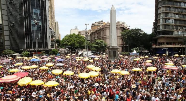 imagem área de grupo de pessoas celebrando o carnaval no centro de Belo Horizonte. 