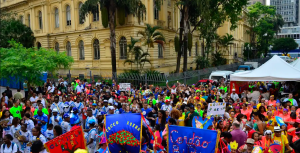 pessoas amontoadas na rua de São Paulo celebrando o carnaval de rua.
