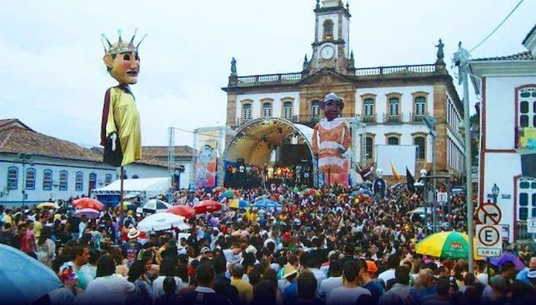 bonecos de papel machê no carnaval de Ouro Preto.