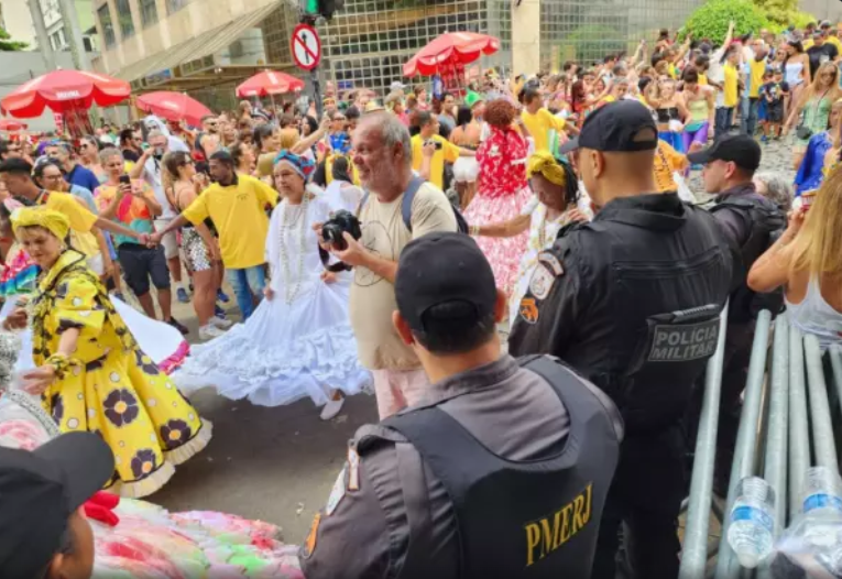 policiais militares patrulhando um bloco de rua no carnaval de rua do Rio de Janeiro.